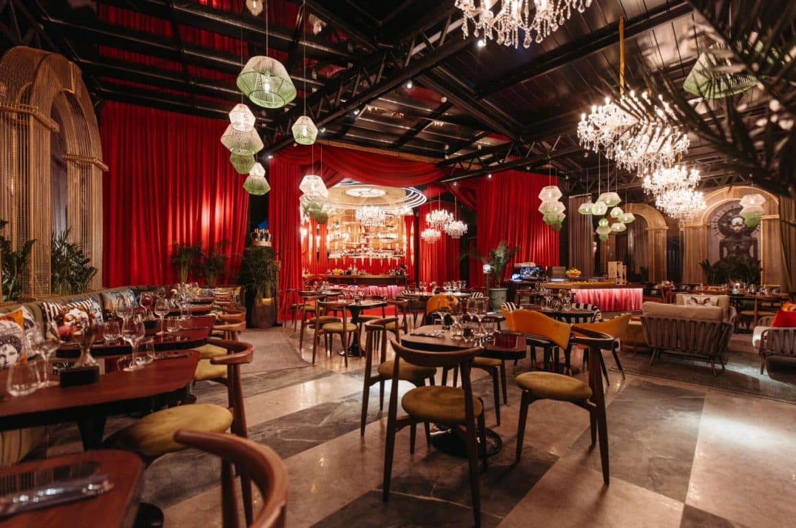 interiorul restaurantului Nuba Palace, decorat cu candelabre luxoase, draperii rosii, imense, din catifea, si mobilier elegant. Restaurante din Iași