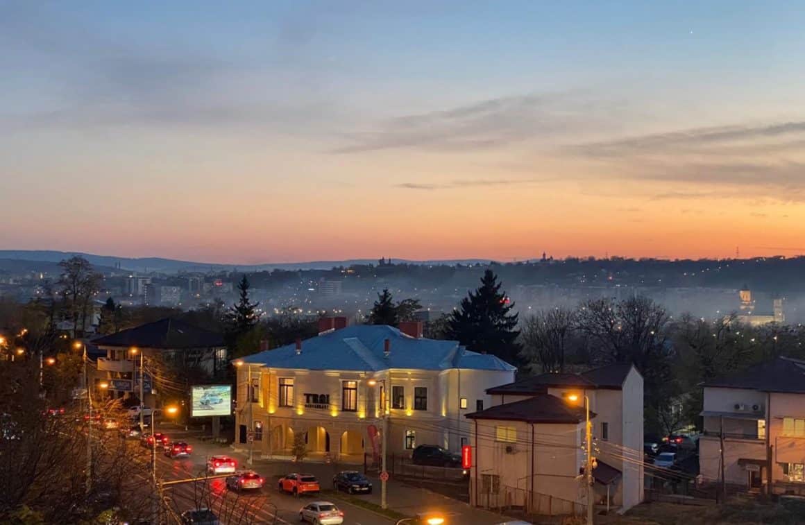 imagine de ansamblu, cu o strada din Iasi fotografiata la aspus, circulata de masini, si o cladire mare, vila in stil boieresc, unde se află restaurantul Zori din Iași