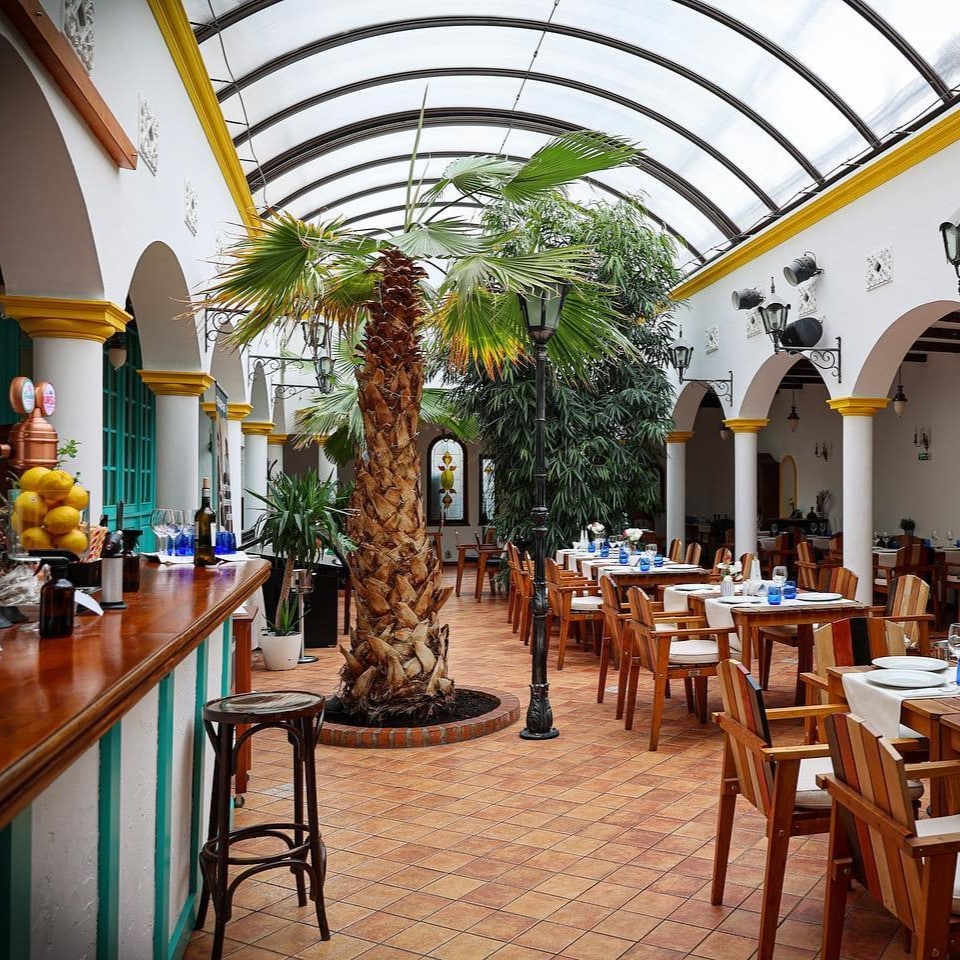 restaurant casa Espana, cu mese si scaune colorate si grinzi boltite, decorat in stil spaniol. Terase și baruri sportive unde poți vedea meciul în București