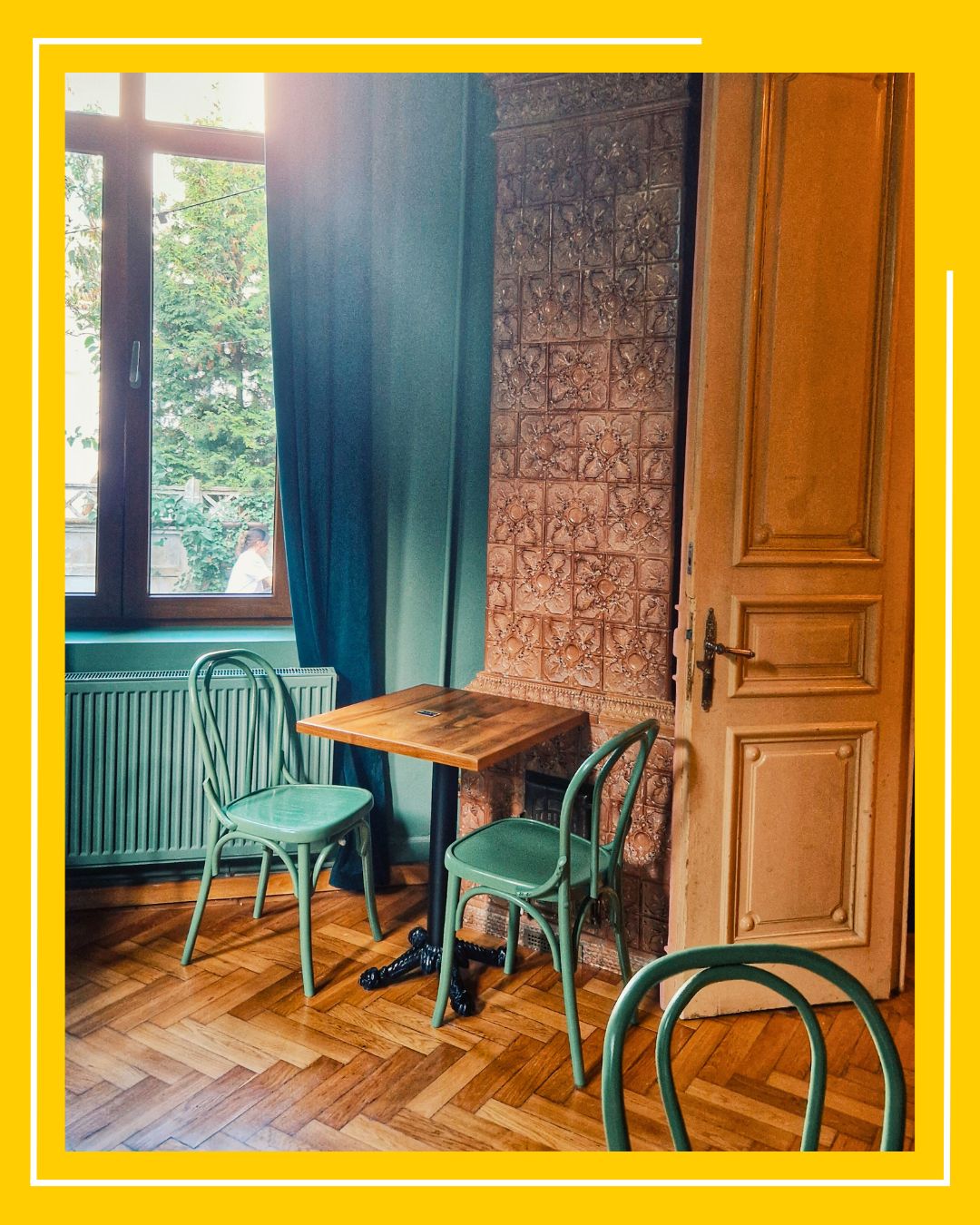 masa de 2 persoane in dreptul unei sobe vechi, langa fereastra, la Mosafir