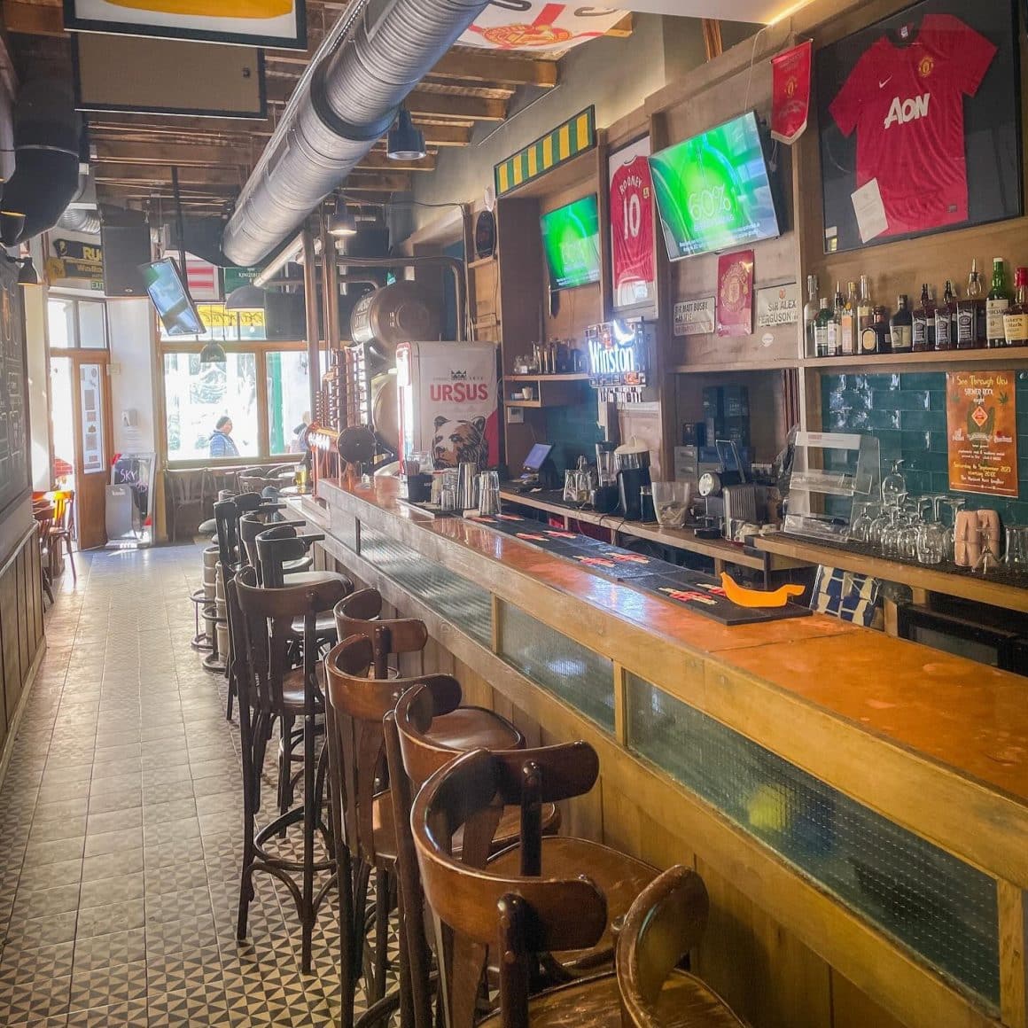 interiorul publui Extra Time din București, decorat colorat, cu multe tablouri cu tricouri sportive pe pereti si televizoare und epoți vedea meciurile. Terase și baruri sportive București