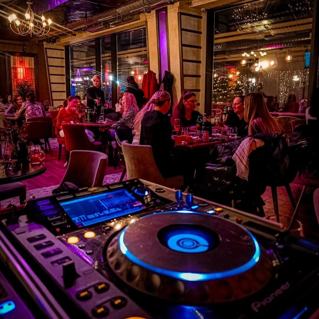 mai multi oameni iau masa in interior la restauran Madison din Iași. restaurante Iași