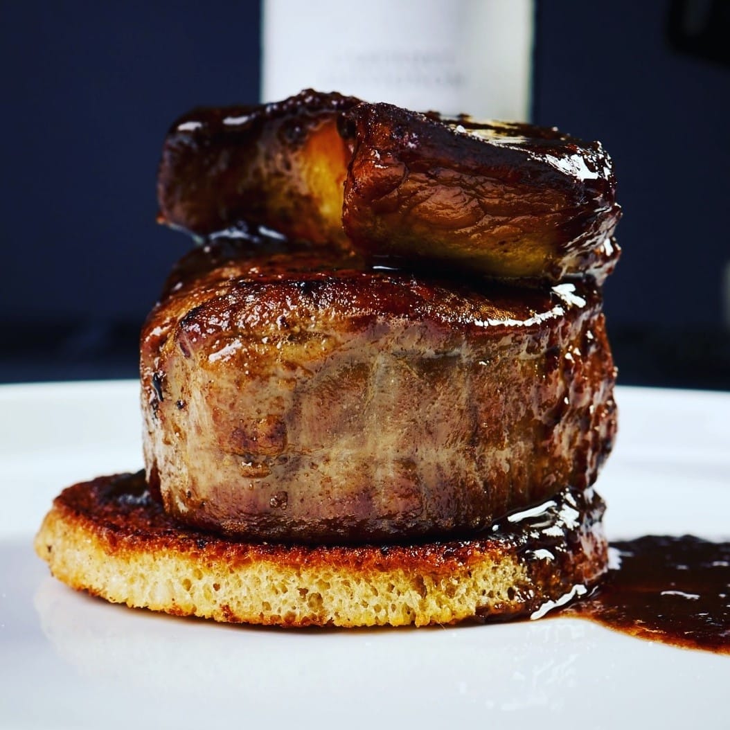 foaie gras cu steak de vita si sos de fructe de padure