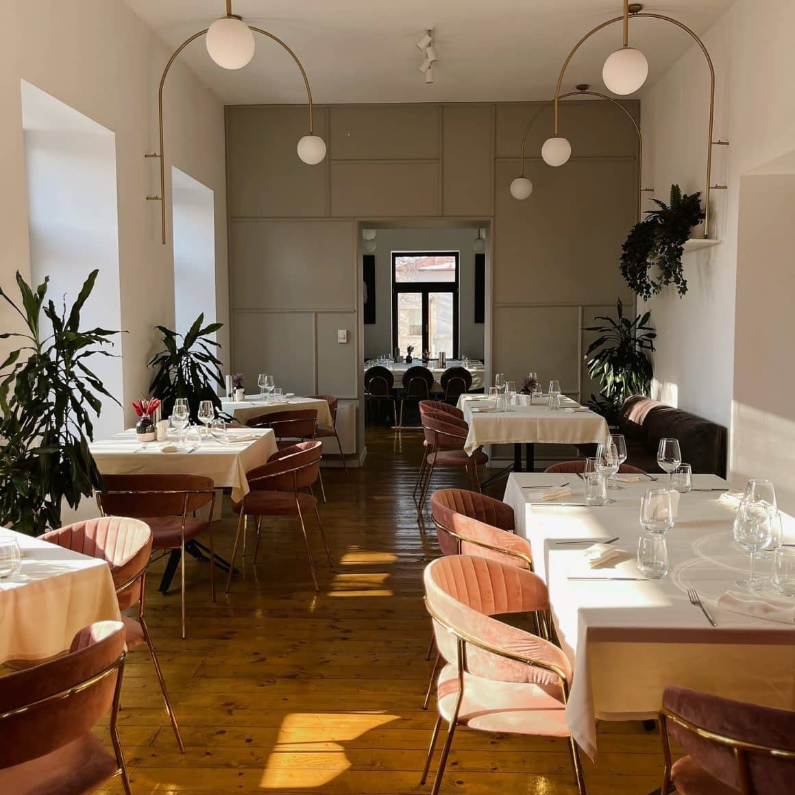 Imagine din restaurantul Trai, mobilat si decorat elegant, in nuante pale, pamantii. restaurante din Iași