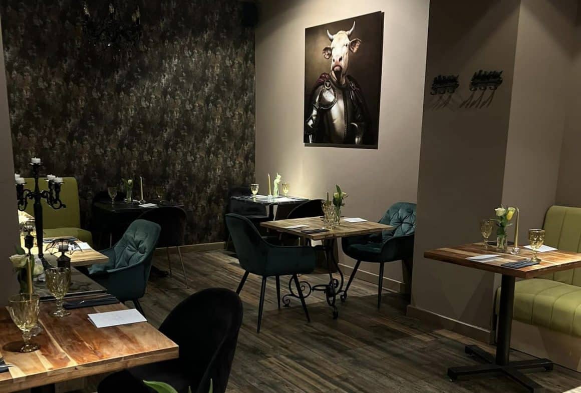 imagine din interiorul restaurantului Toujours din Iași, iluminat difuz