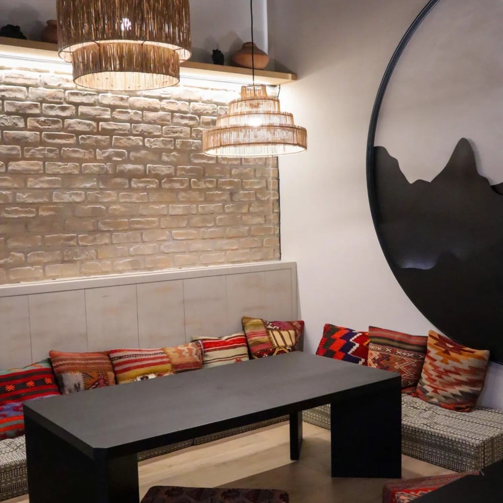 imagine din interiorul restaurantului Momo, cu specific nepalez, amenajat in culori si motive traditionale. Locuri noi București