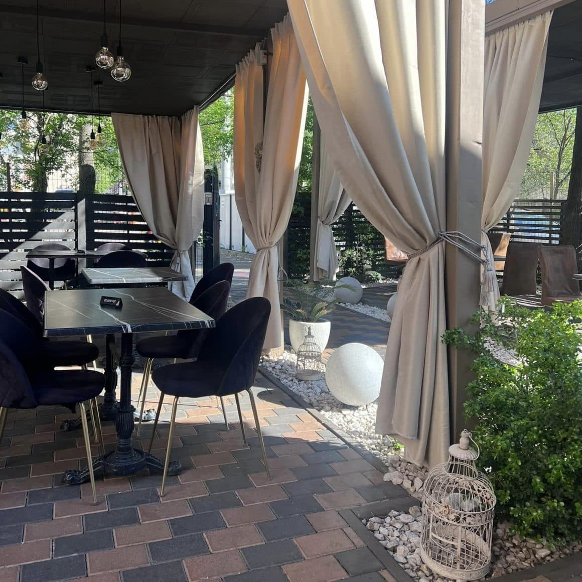 terasa restaurantului Toujours din Iași