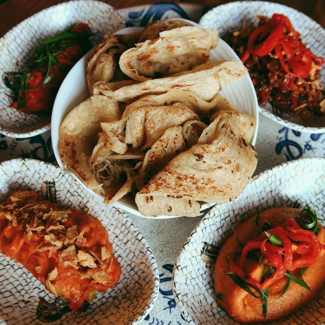 mai multe farfurii fotografiate de sus, cu mancare machedonească, de la restaurant Nishani