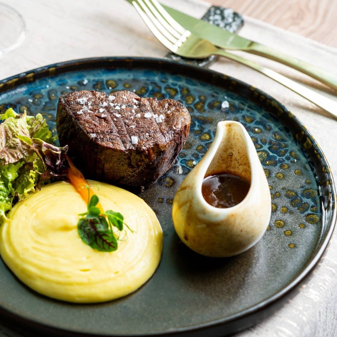 preparat de fine dining de la Sciccheria - steak, piure si sos