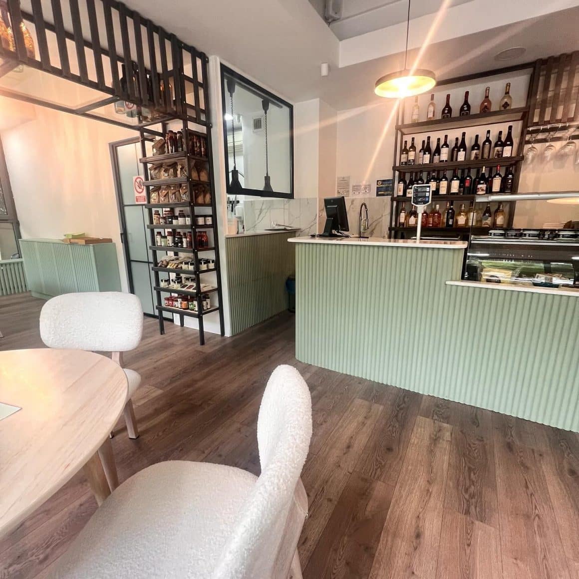 Locuri noi în București Bacchanteria