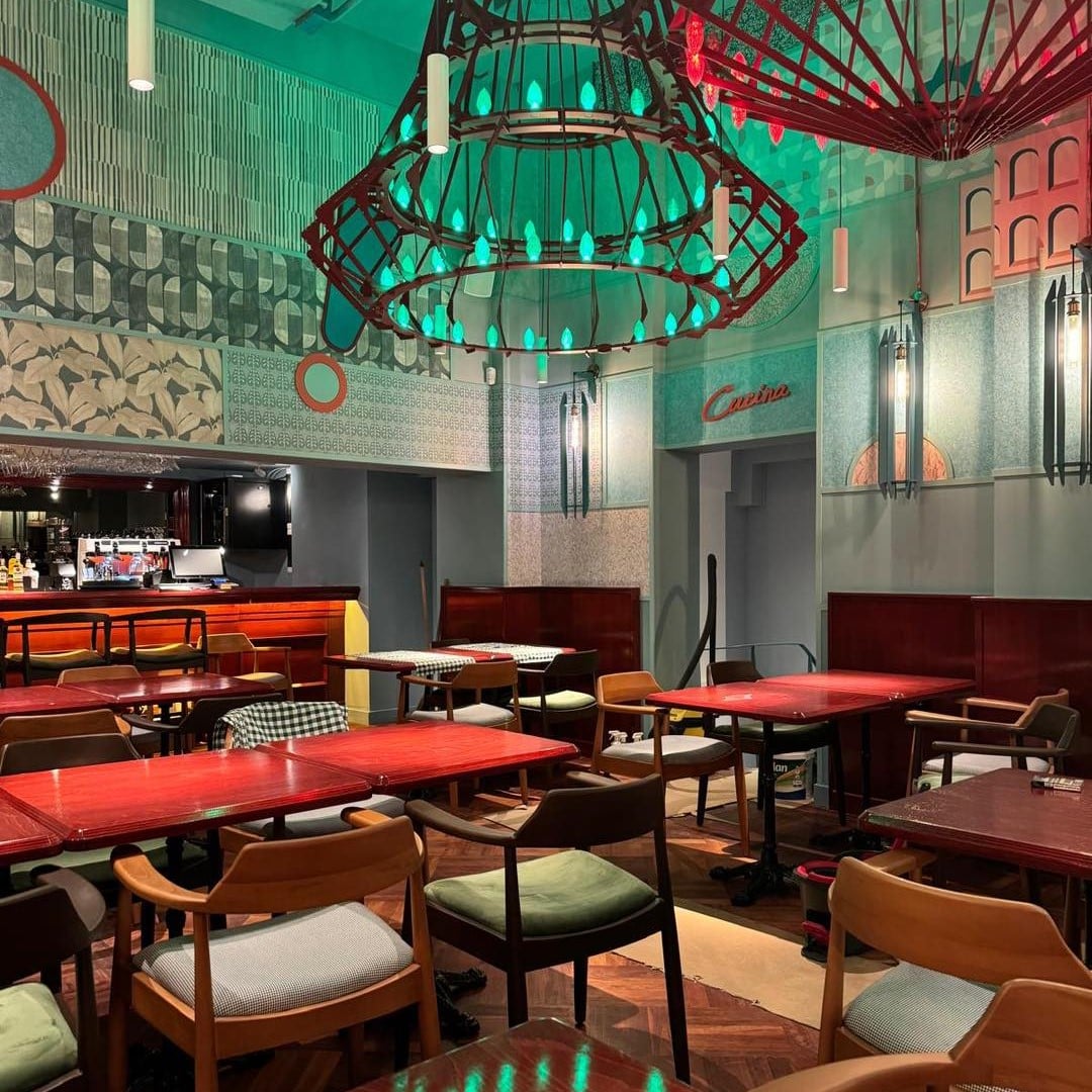 imagine din interiorul restaurantului Bocca Lupo Știrbei, amenajat cu mobilier clasic si candelabre marim moderne. Locuri noi București