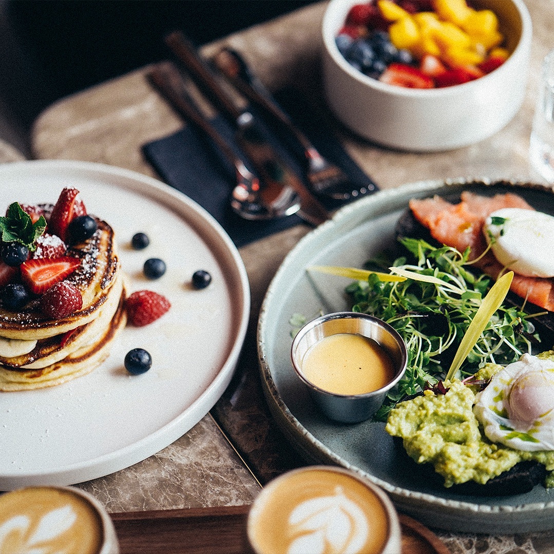 3 portii de mancare tipice pentru mic dejun: acai bowl, pancakes si oua cu salata