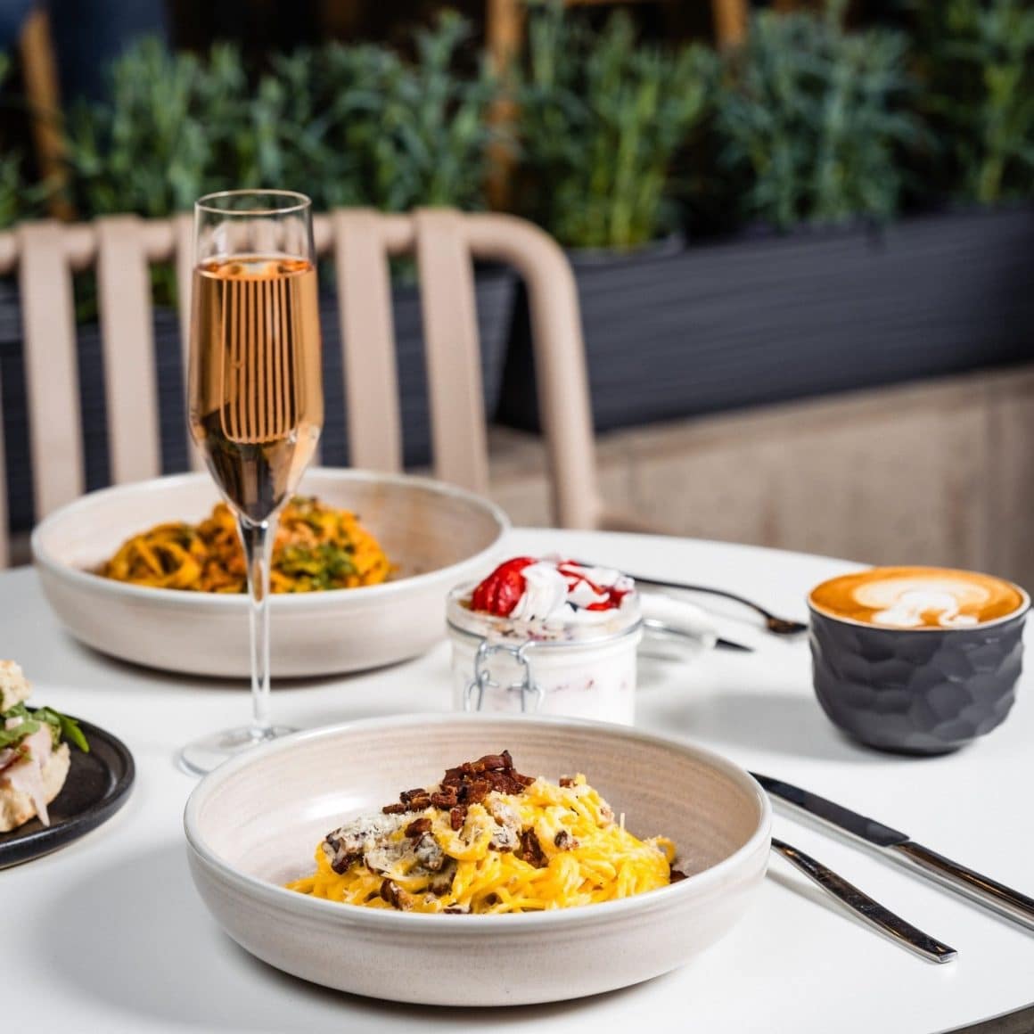 preparate de brunch si un pahar de prosecco de la Spressi Victoriei