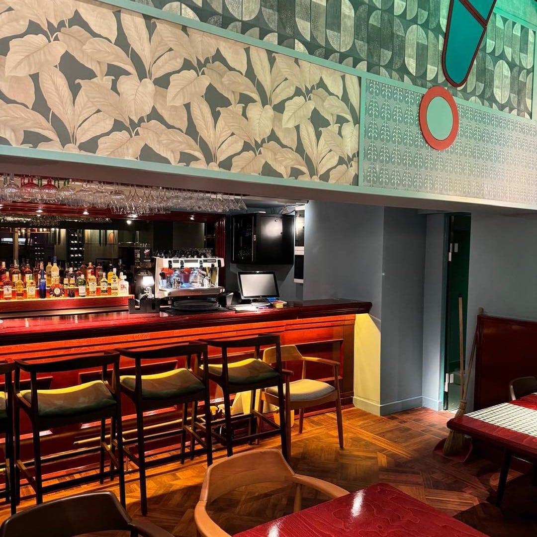 imagine din interiorul restaurantului Bocca Lupo Știrbei, cu barul amenajat modern