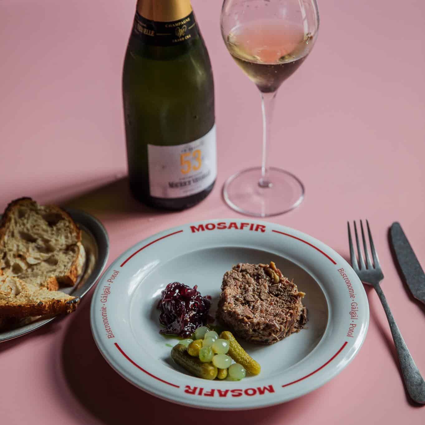 Rillette din rață confiată și ficat de pui, cu gem proaspăt de ceapă roșie, arpagic și cornișon murat