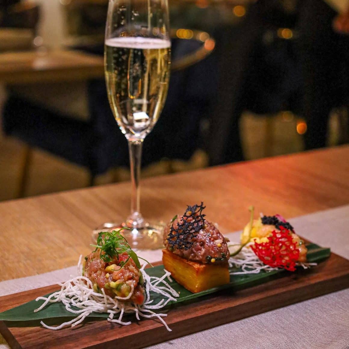 ampuse bouche si un pahar de prosecco de la restaurant Roa Primăverii