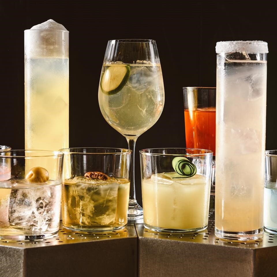 mai multe pahare diferite de cocktailuri, fotografiate pe fundal negru, de la restaurant Nishani