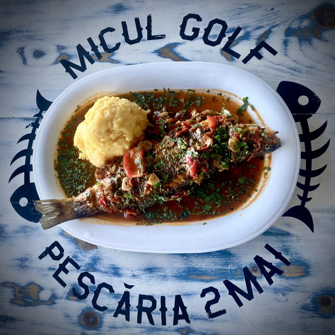 scrumbie marinata cu mamaliga