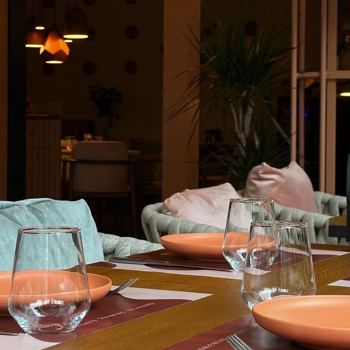 detaliu cu o masa si canapele de la Mezeya