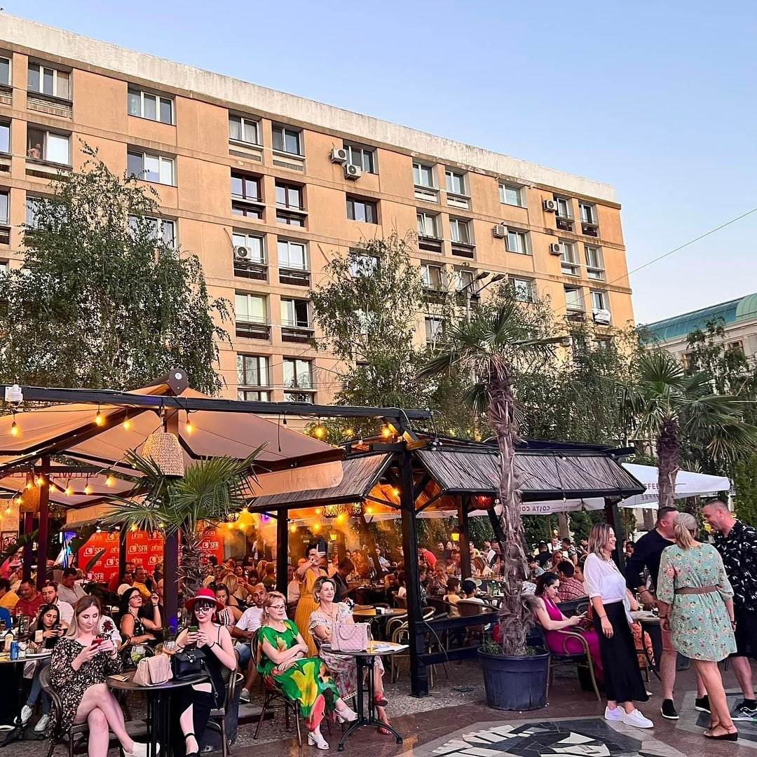mai mulți oameni adunați pe terasa, vara, la Tiki Bistro. restaurante din Iași