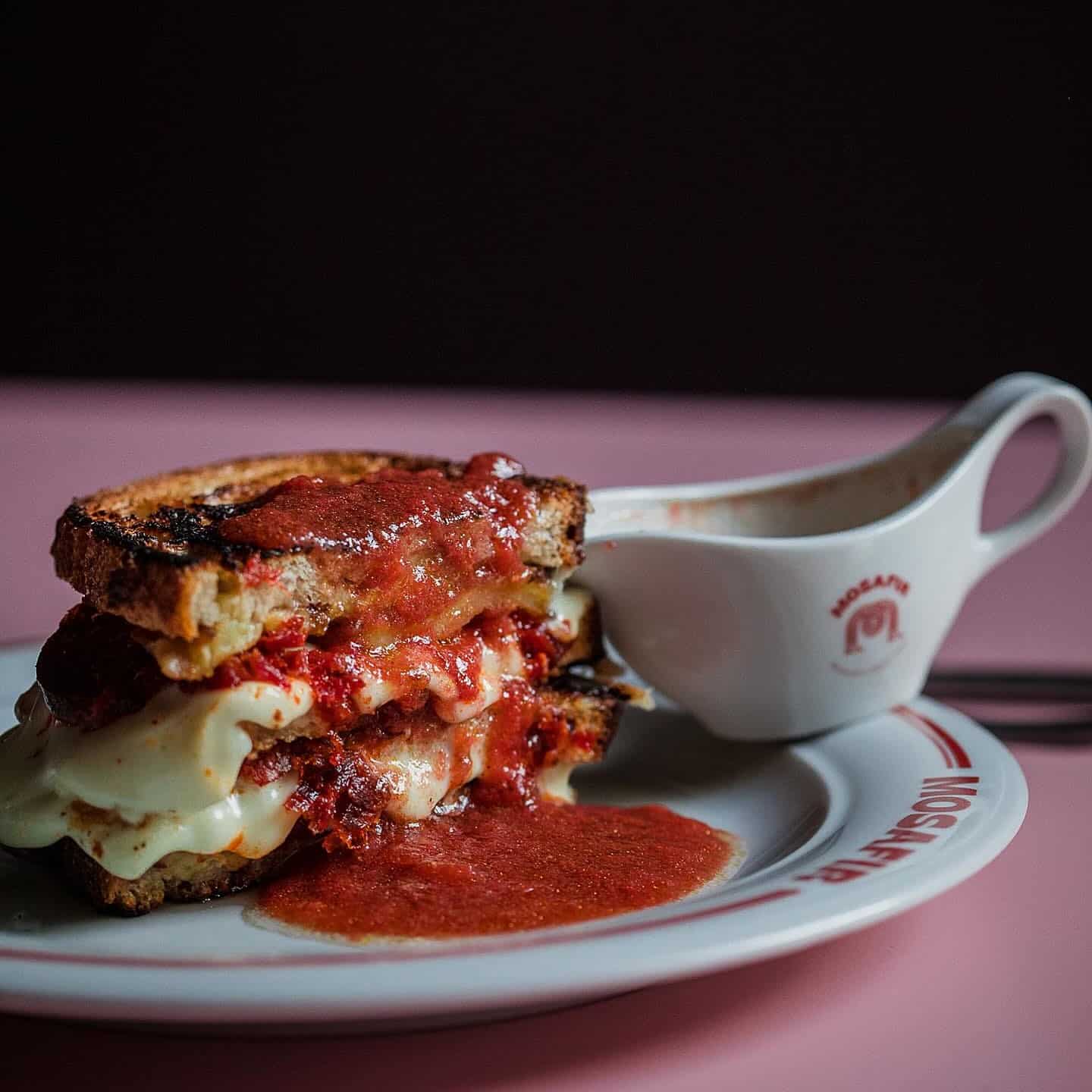 sandviș Grilled Cheese (cu salam de Nădlac, caș de vacă de la Obor, vinete coapte și sos proaspăt de roșii cu ulei de măsline Arbequina)