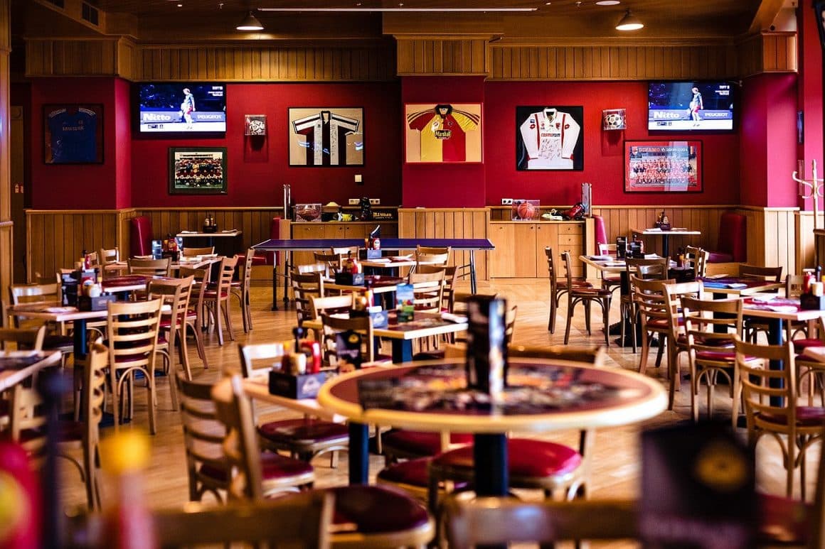 champions sports bar mariott, amenajat cu multe elemente decoratove din lumea sportului. terase și baruri sportive din București