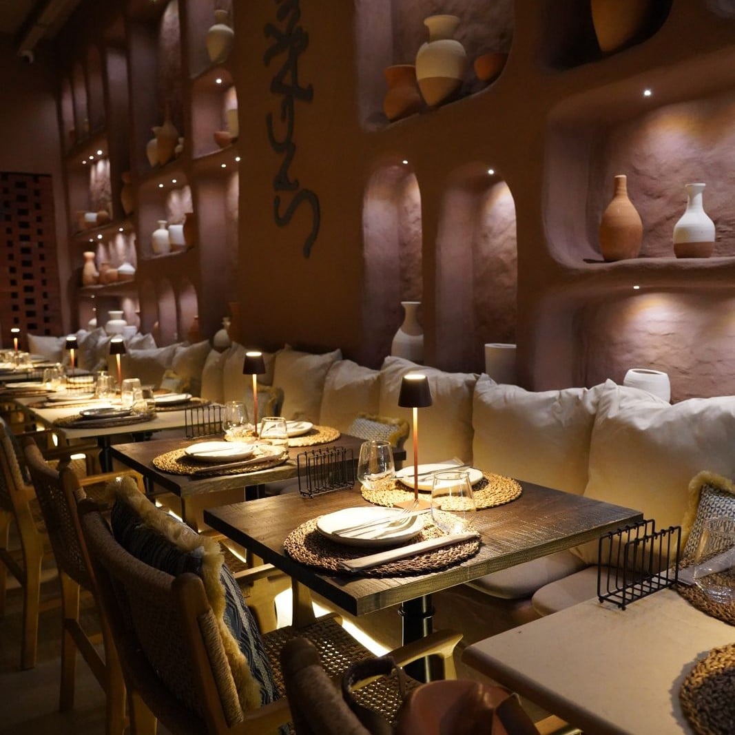 imagine din interioruk restaurantului the bao house sagakura, de pe calea victoriei, iluminat discret. Locuri noi București