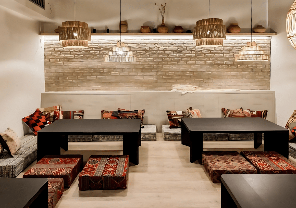 imagine din interiorul restaurantului Momo, cu specific nepalez, amenajat in culori si motive traditionale. Locuri noi București