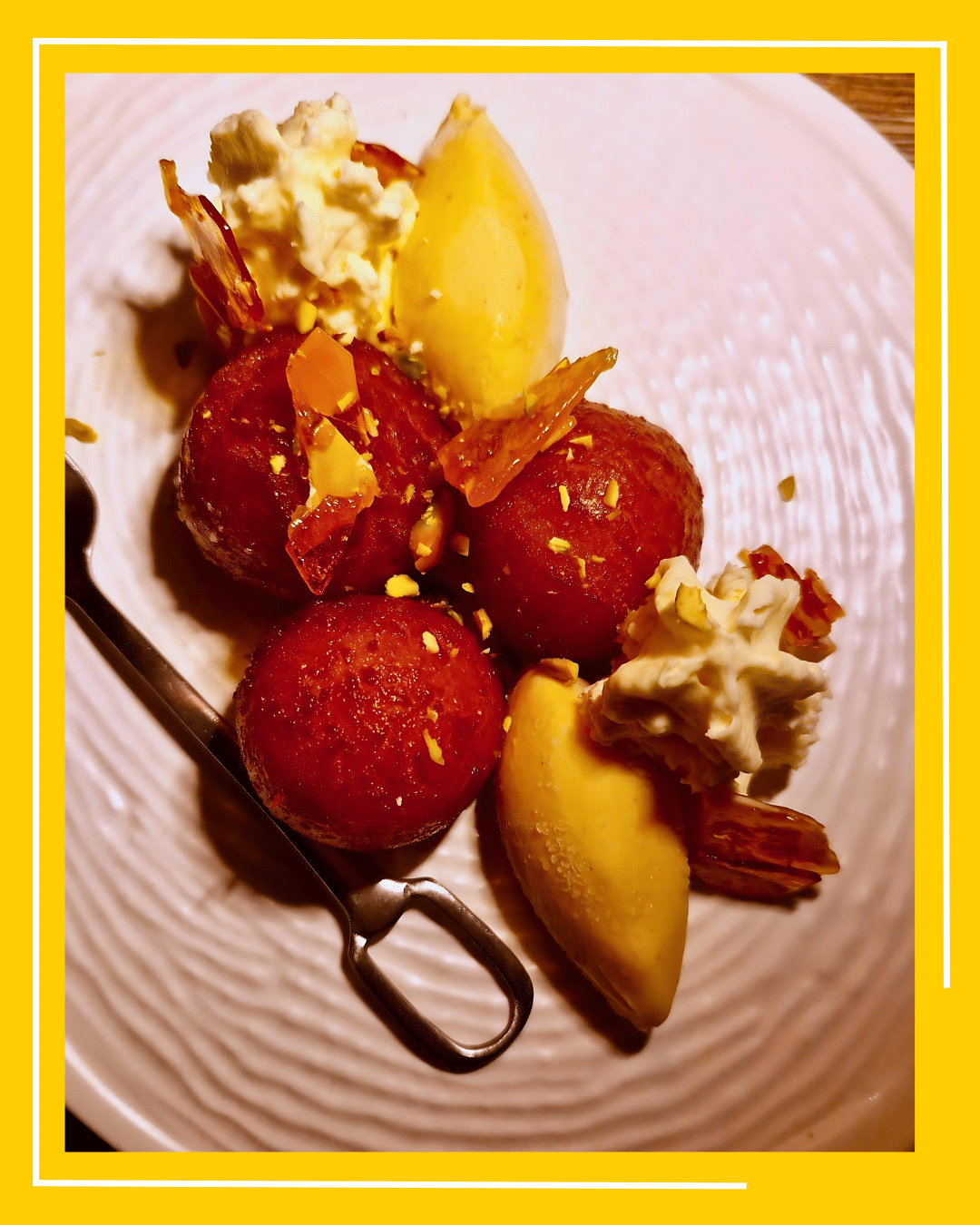 sfere dulci cu înghețată de vanilie și lemond curd