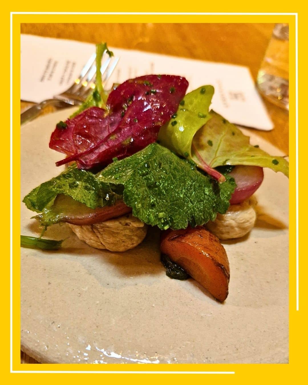 Ridichii la grătar, cu „pastramă” de morcovi, cremă de semințe de dovleac și sos de miere.