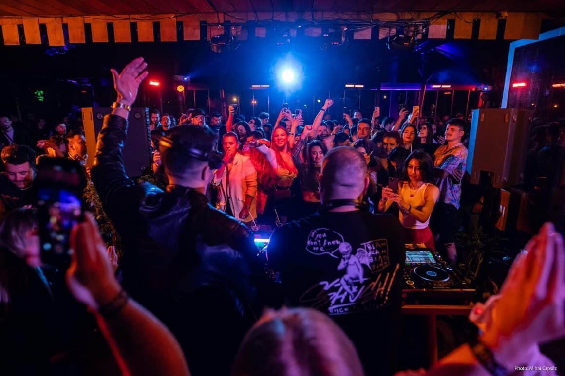 mai multi oameni se distreaza si danseaza seara pe terasa la Hare Garden din Bucuresti, unde e un concert cu dj live