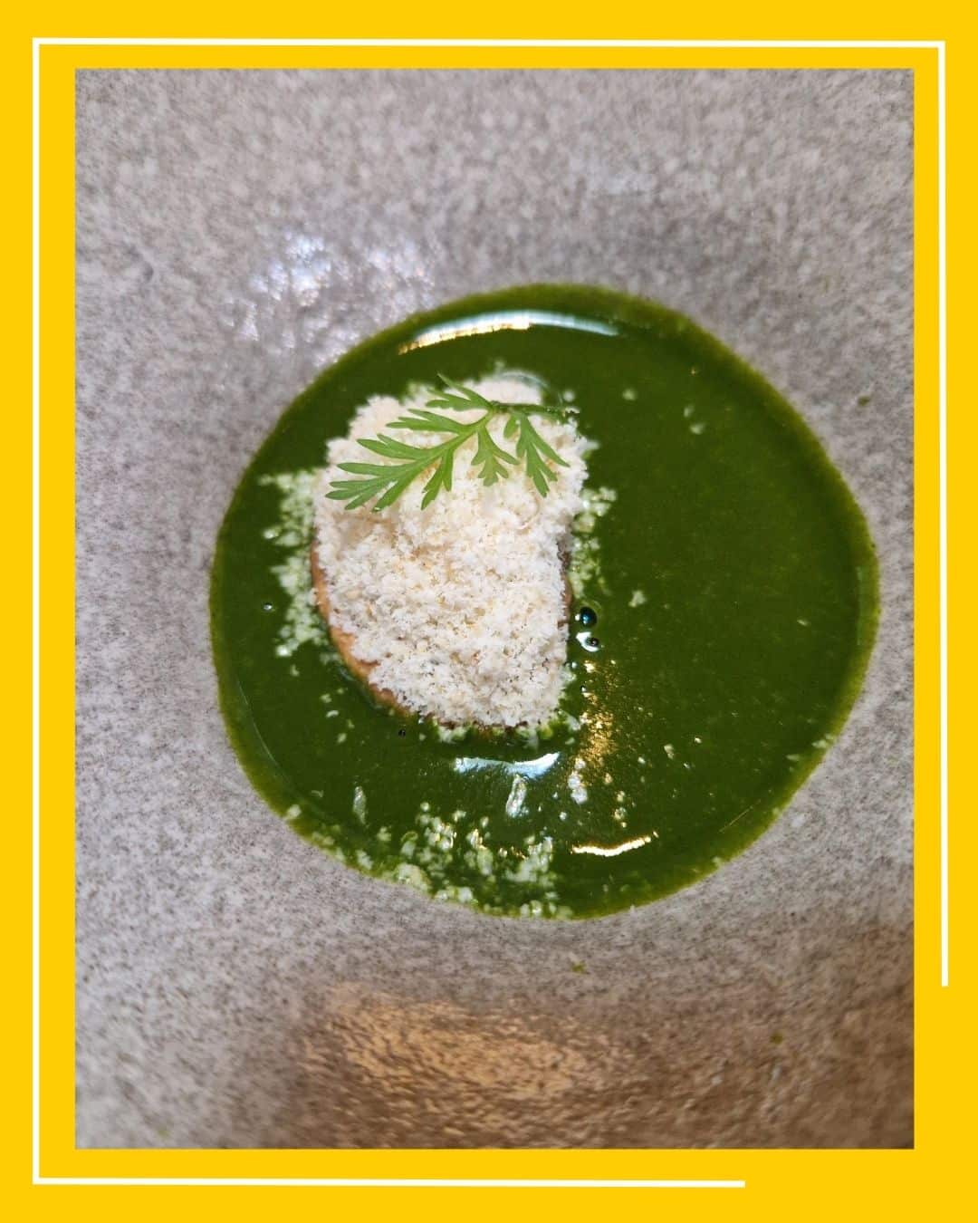 mâncare de urzici, cu raviolo umplut cu urzici și urdă, pe deasupra cu un gălbenuș de ou și telemea de oaie, rasă.