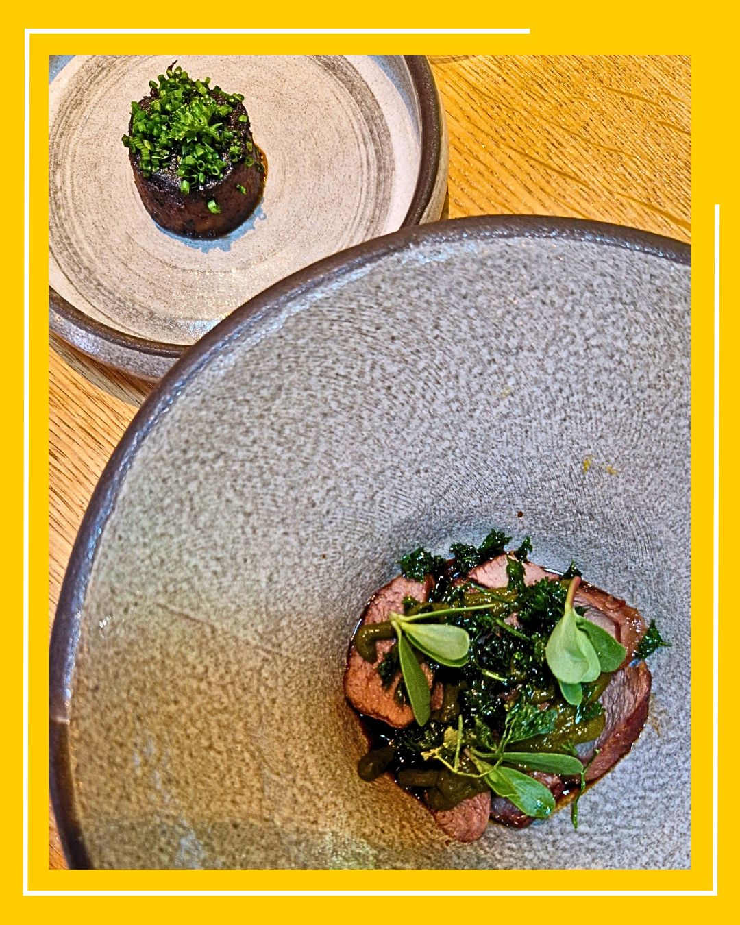 miel gătit în două feluri – la grătar și lent, cu un sos de verdețuri.