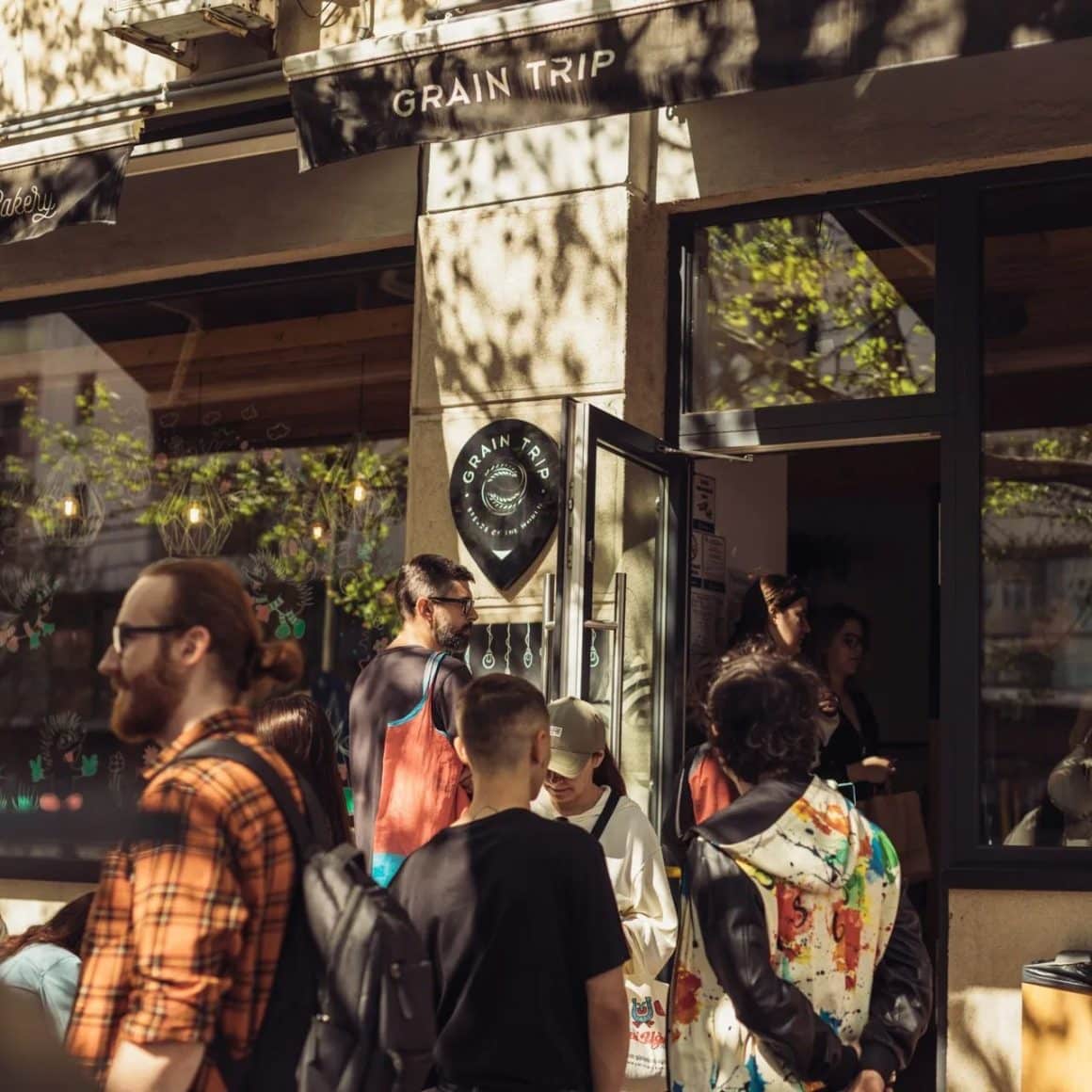 mai multi oameni afara, pe trotoar, in fata patiseriei Grain Trip
