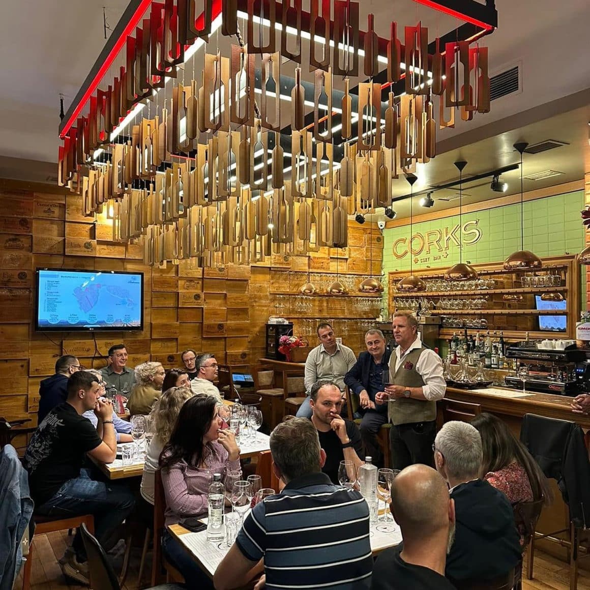 mai multi oameni participa la un eveniment de wine pairind in București, la Corks cozy Bar,