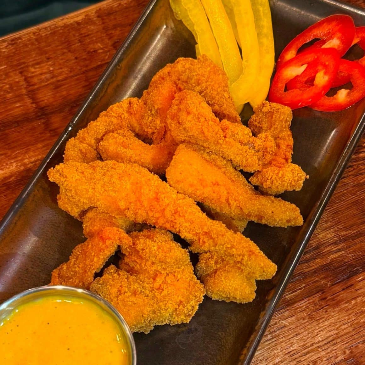 chicken fingers cu sos de mango