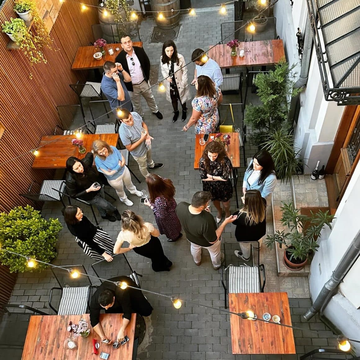 mai multi oameni pe terasa