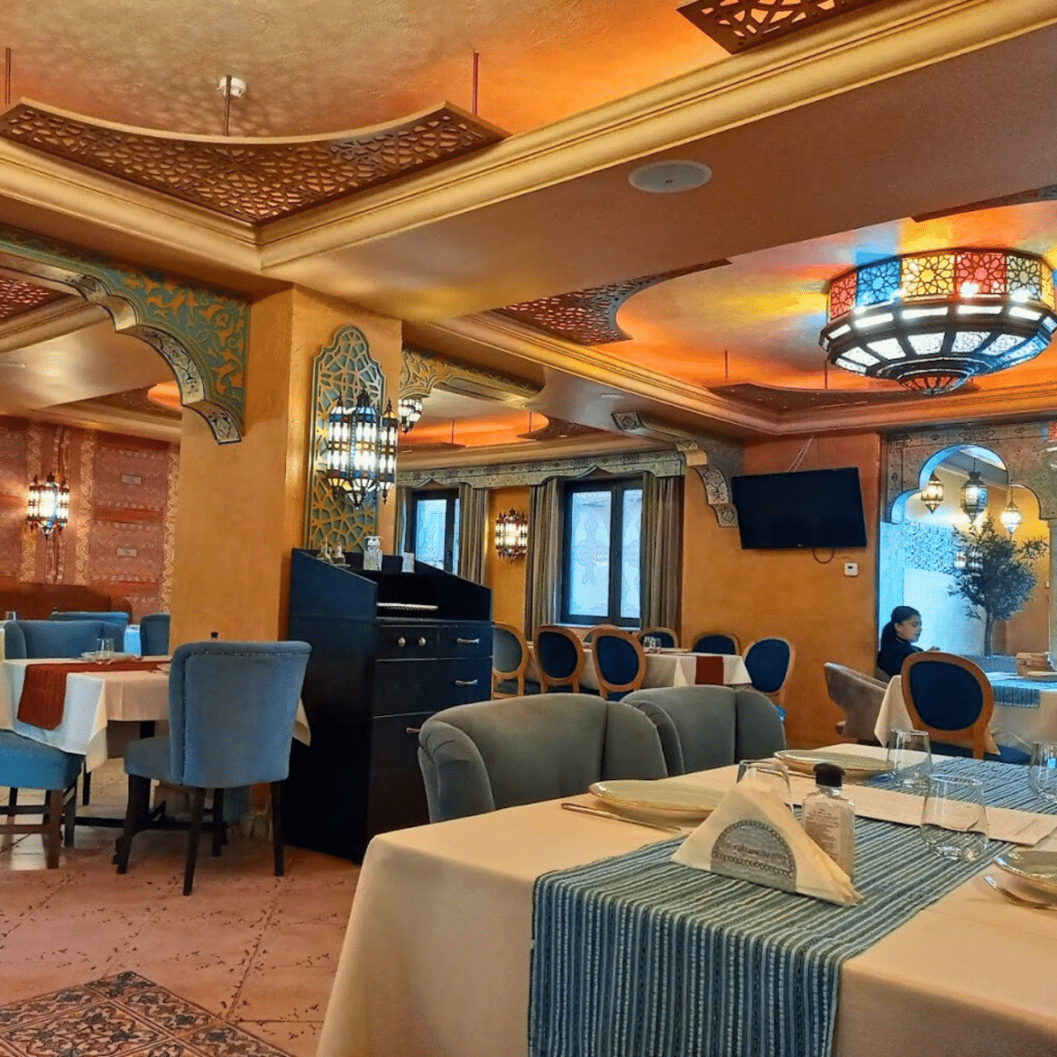 Imagine din restaurant Piccolo Mondo, unul din restaurante libaneze din București