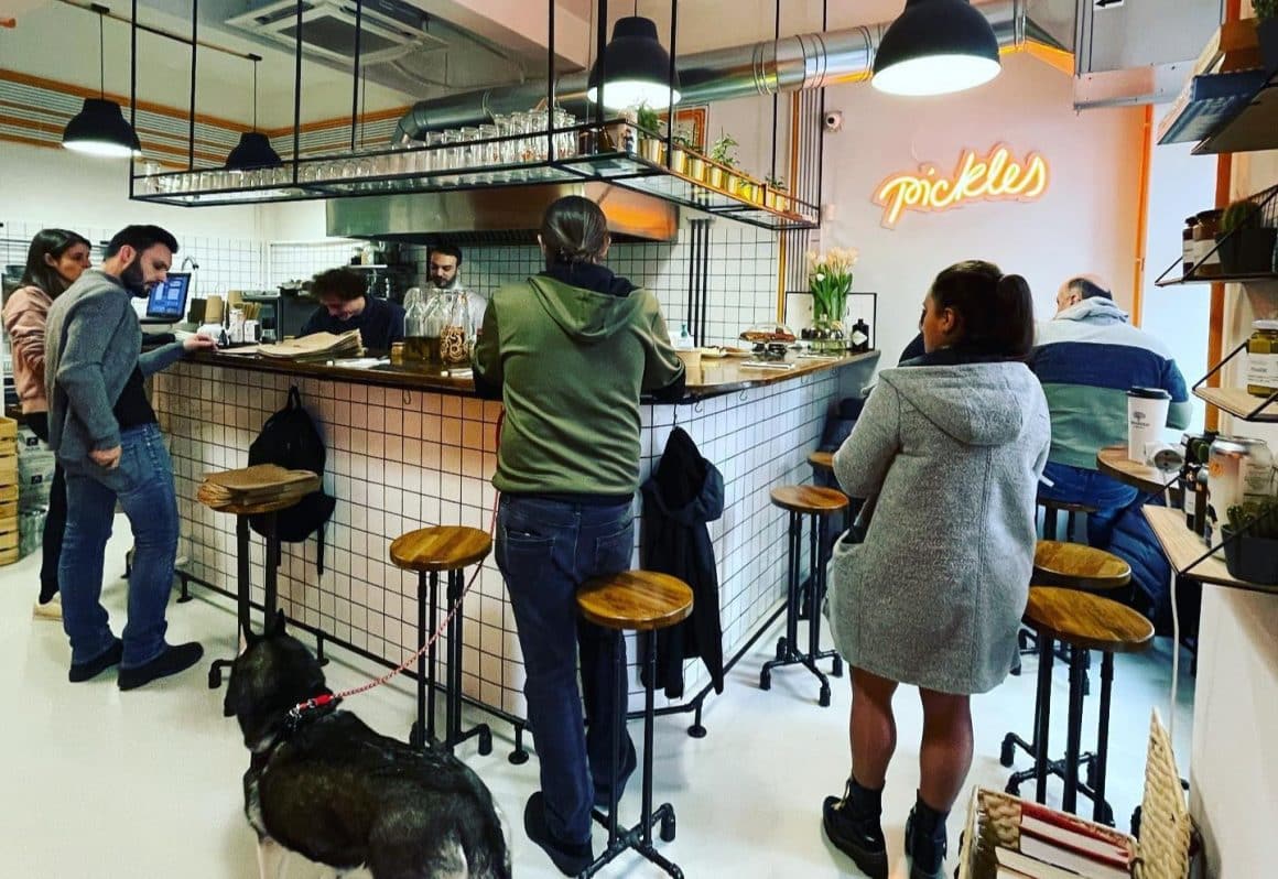 imagine din interiorul restaurantului Pickles din București