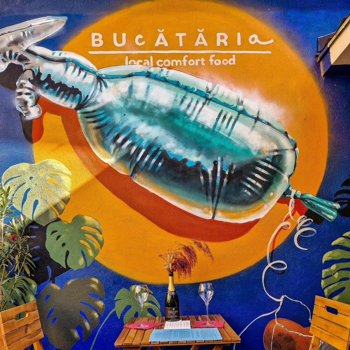 perete exterior vopsit in culori vii, pe care scrie Bucătăria.localfood