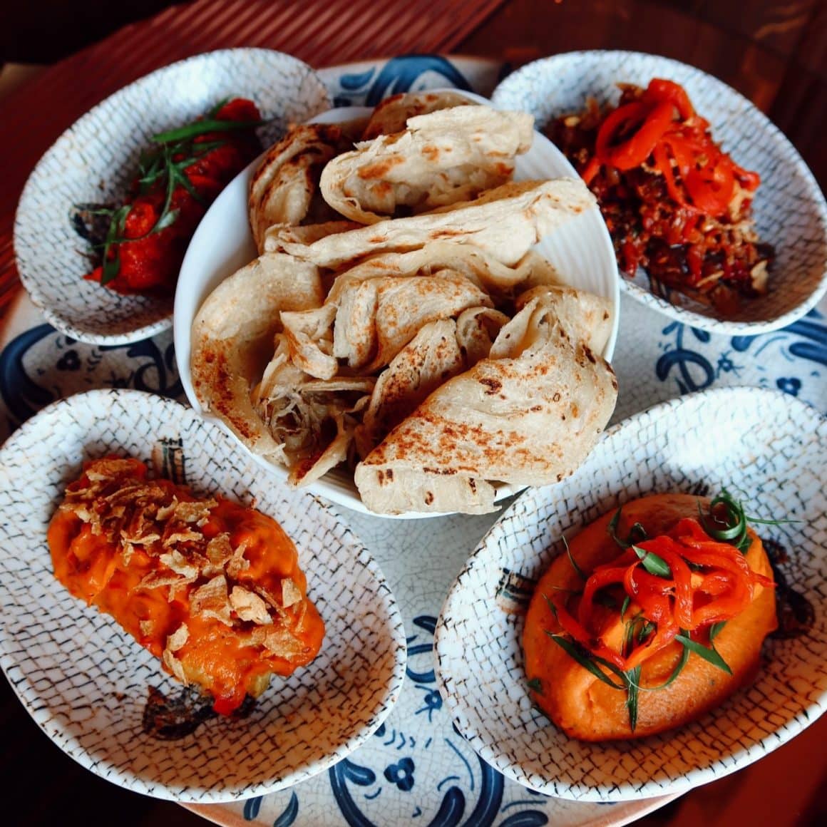 4 farfurii cu aperitive si lipii de la Nishani. Comfort food București