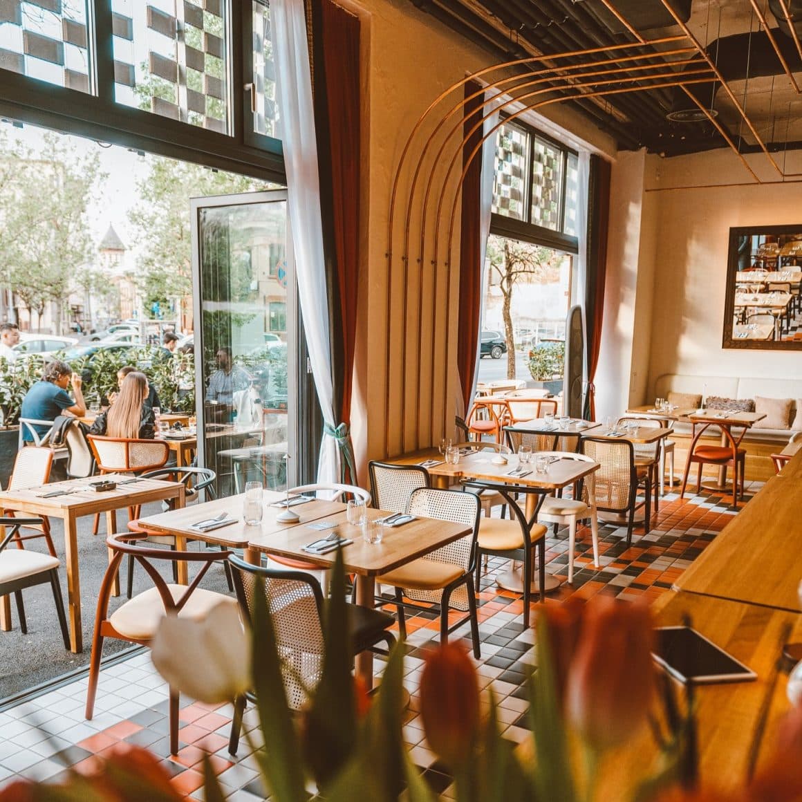 imagine din interiorul restaurantului Nishani din București