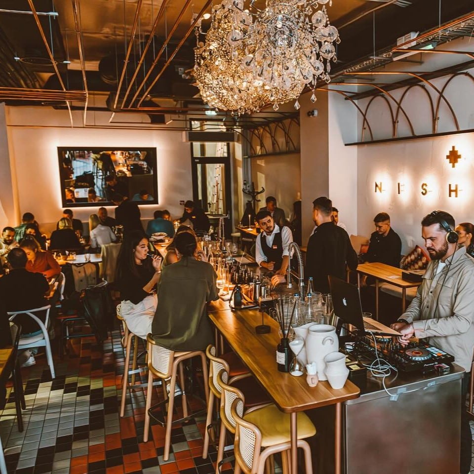 imagine din interiorul restaurantului Nishani din București