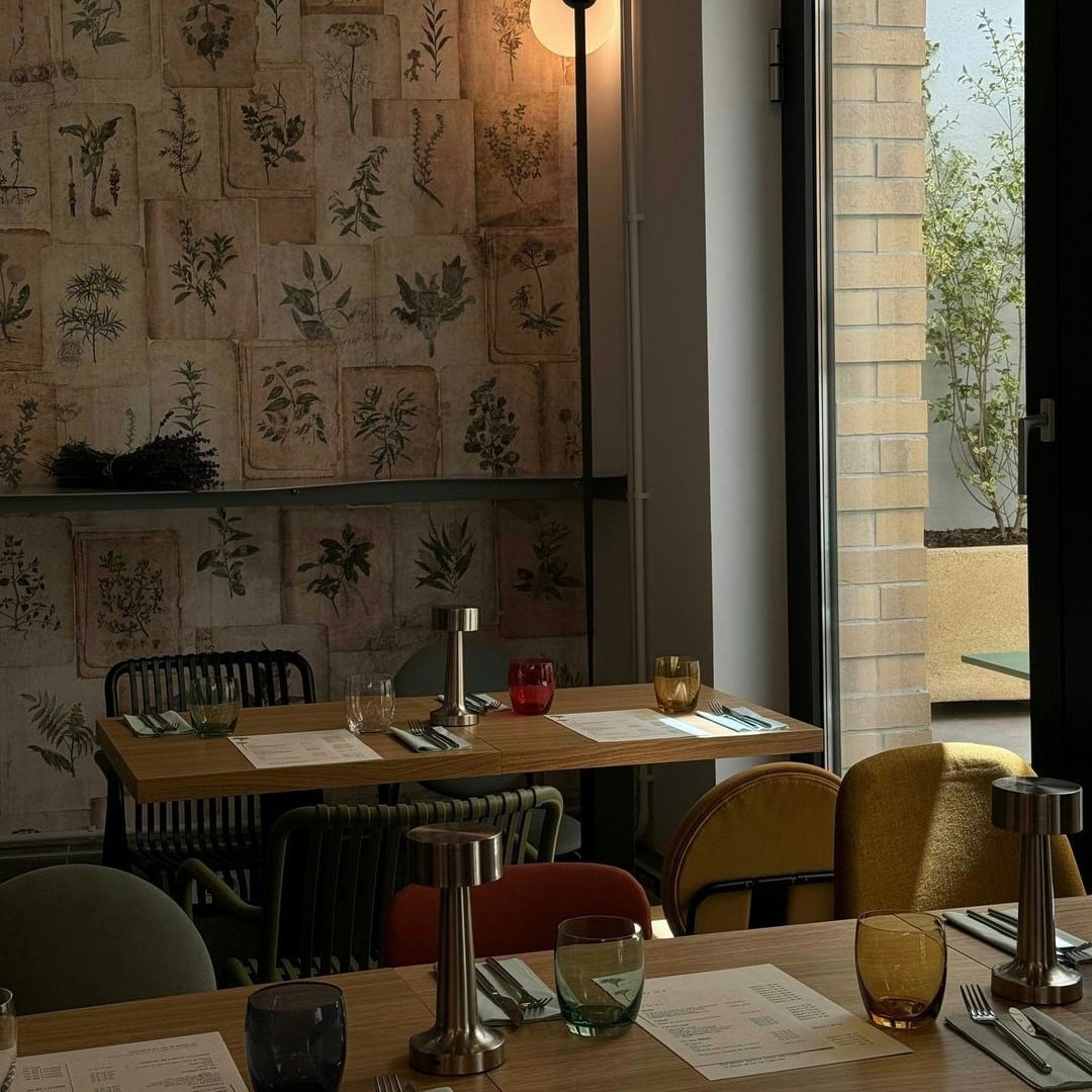 imagine din interiorul restaurantului Ierbar din București