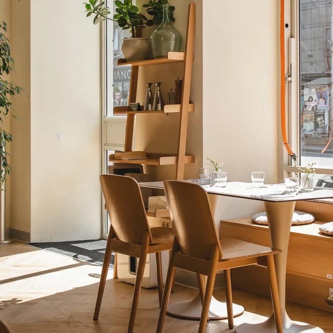 imagine din interiorul restaurantului Mom din București