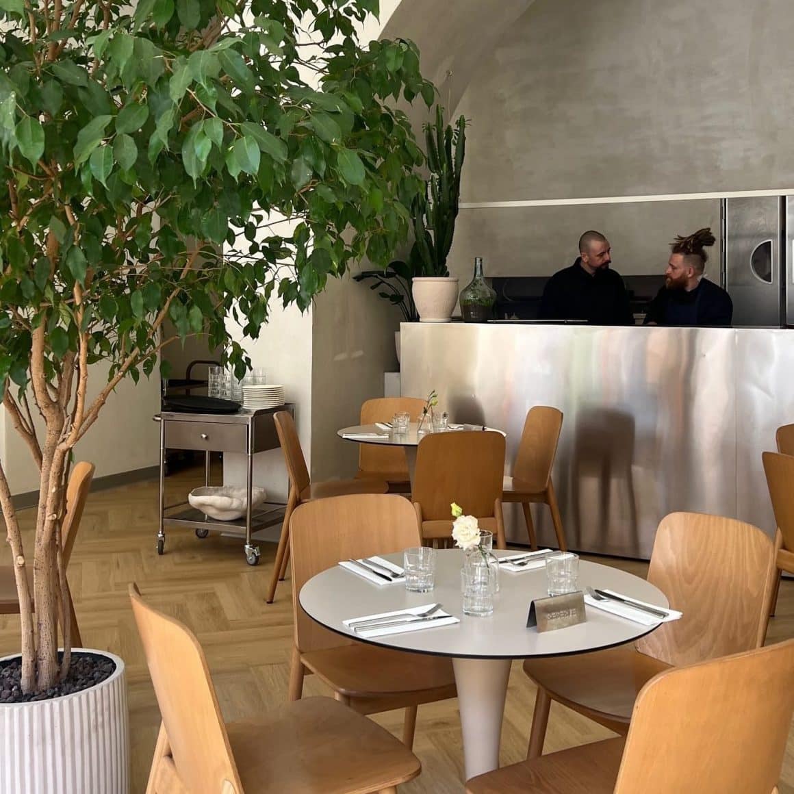 imagine din interiorul restaurantului Mom din București