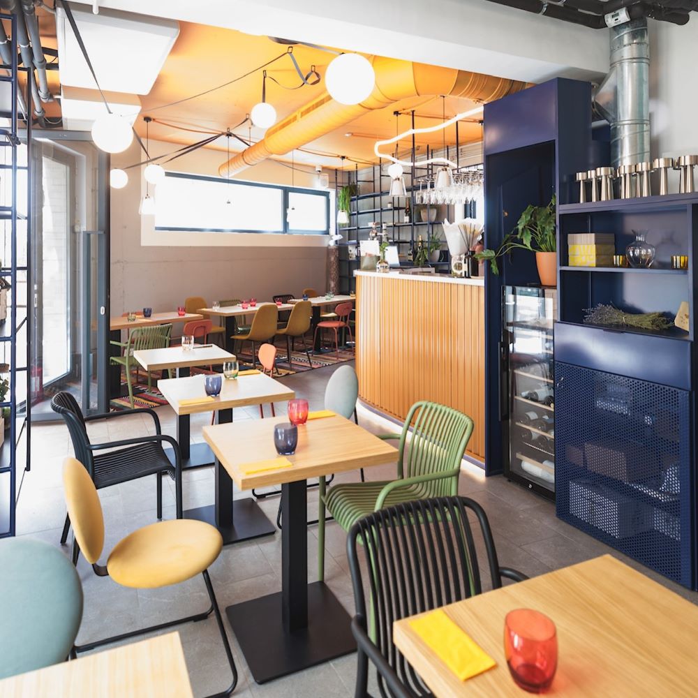 imagine din interiorul restaurantului Ierbar din București