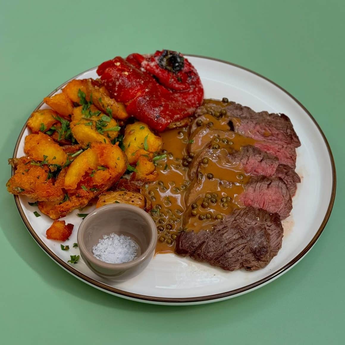 friptura de vita cu cartofi si sos de piper verde de la Ierbar. Comfort Food București