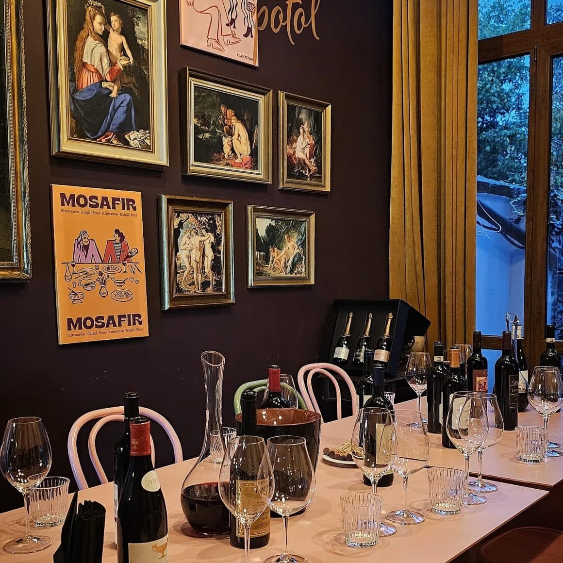 imagine din interiorul restaurantului Mosafir din București