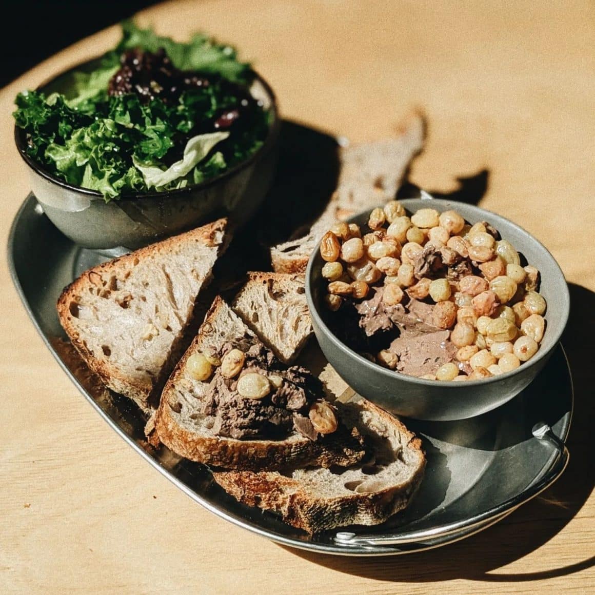 pate de pui servit cu paine prajita la Arzu. Comfort Food București